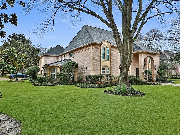 CORNER LOT: This towering oak tree will be gorgeous in the spring when it has a full canopy of leaves. Champion Forest is known for large yards and beautiful trees, and is designated as a bird sanctuary.