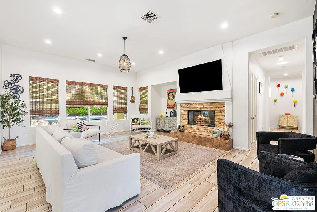 4 bed, 2.5 bath, 2499 sqft, $10,000 — Photo 4