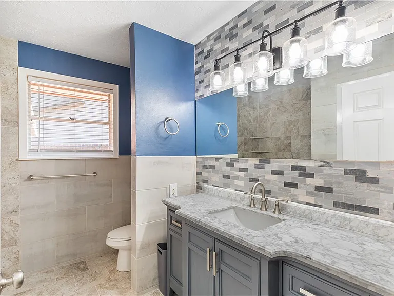 209 Helena St — Photo 3