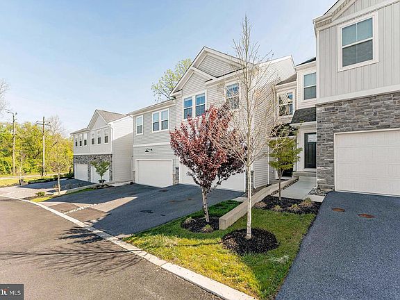 3rd image of 7 Four Leaf Dr