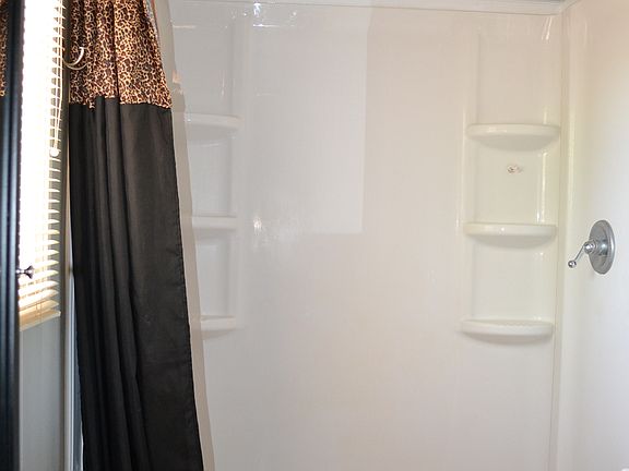 Master bath w/walk-in shower