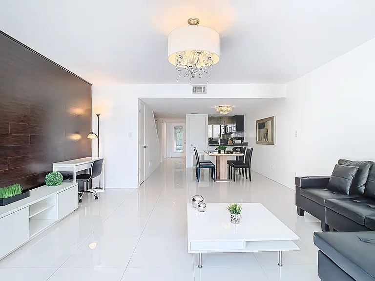 5417 Vineland Rd — Photo 2