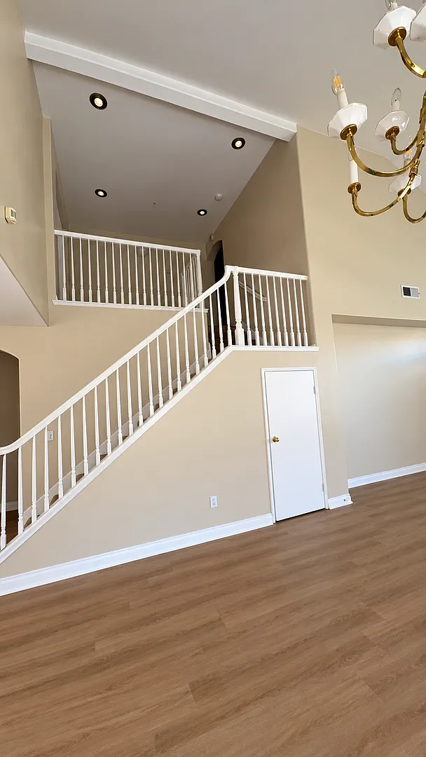 Spacious, Comfortable & Ready to Welcome You Home! — Photo 3