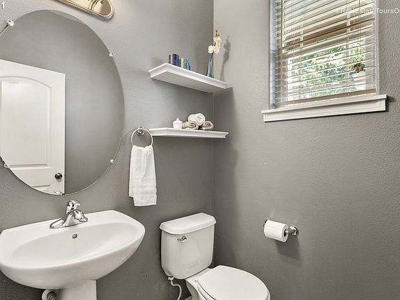 4th image of 3913 SE 191st Ave