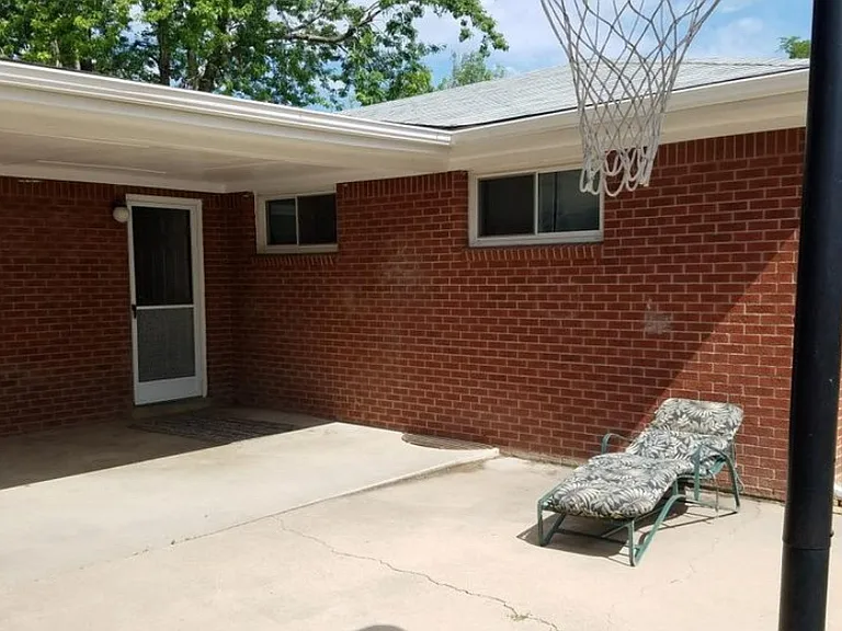 partial covered patio great for entertaining!