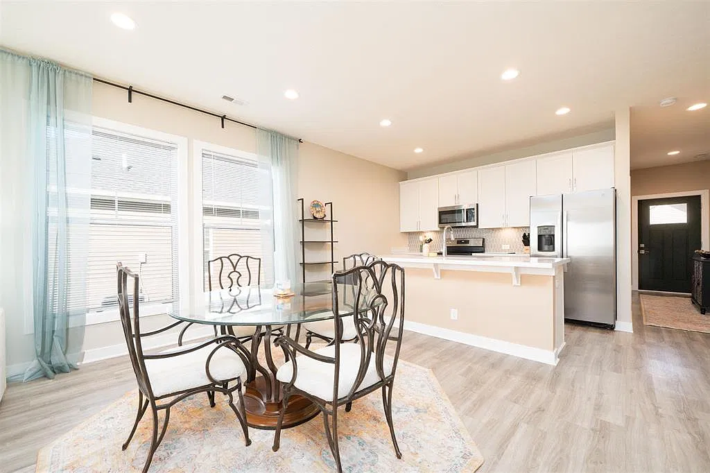 3 bed, 2.0 bath, $1,695 — Photo 2