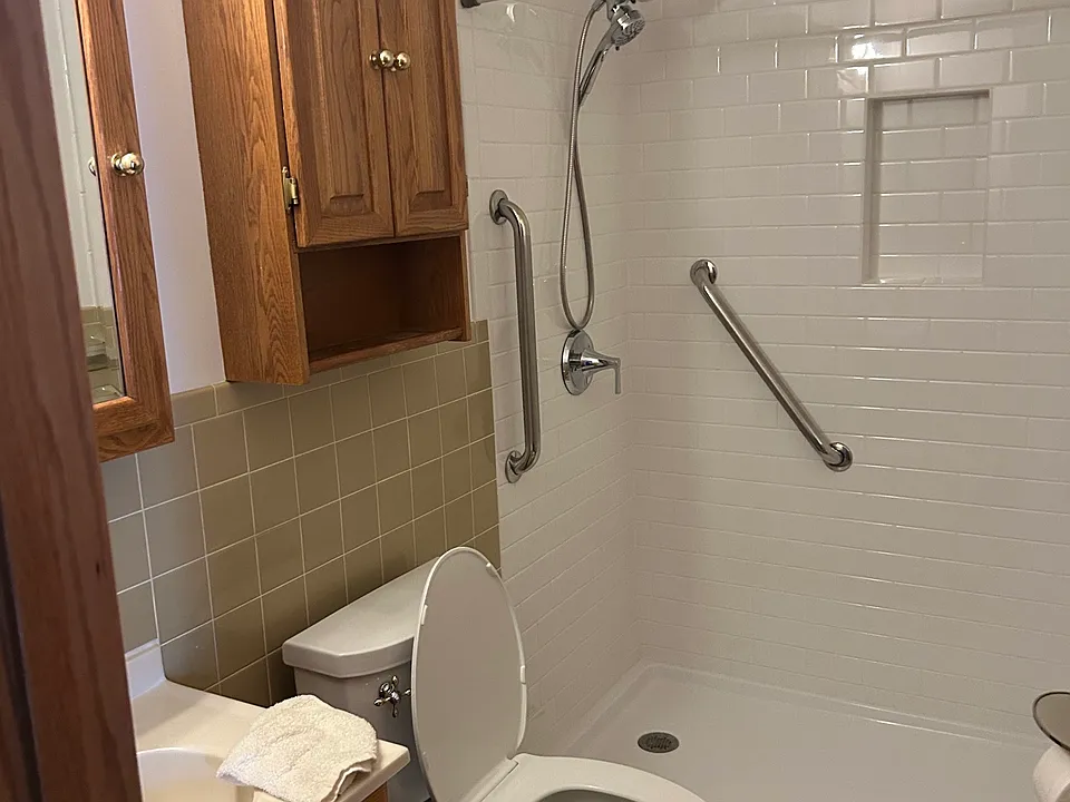 211 1/2 E Lake St #1