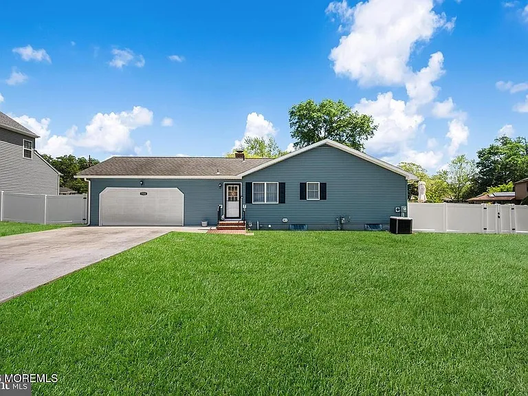 1726 Briarwood Dr — Photo 3