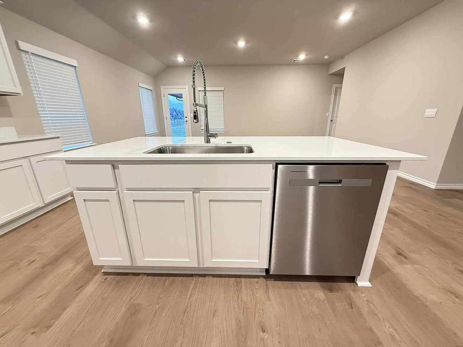 5 bed, 2041 sqft, $2,200 — Photo 3