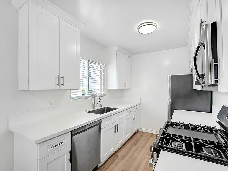 402 Montana Ave in Santa Monica - 4 blocks to the beach! — Photo 1
