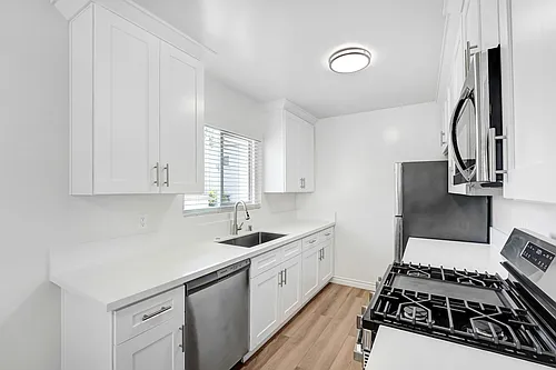 402 Montana Ave in Santa Monica - 4 blocks to the beach! Photo 1