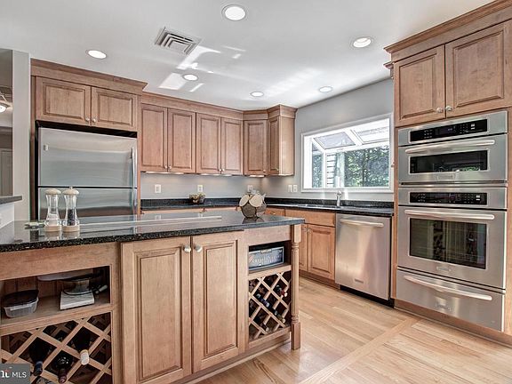 3rd image of 11921 Lakewood Ln