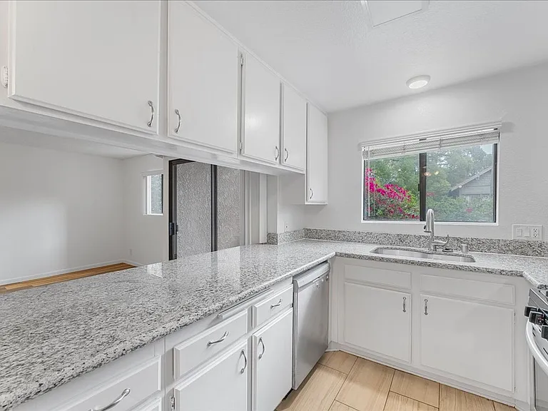 144 N Michigan Ave #6 — Photo 4