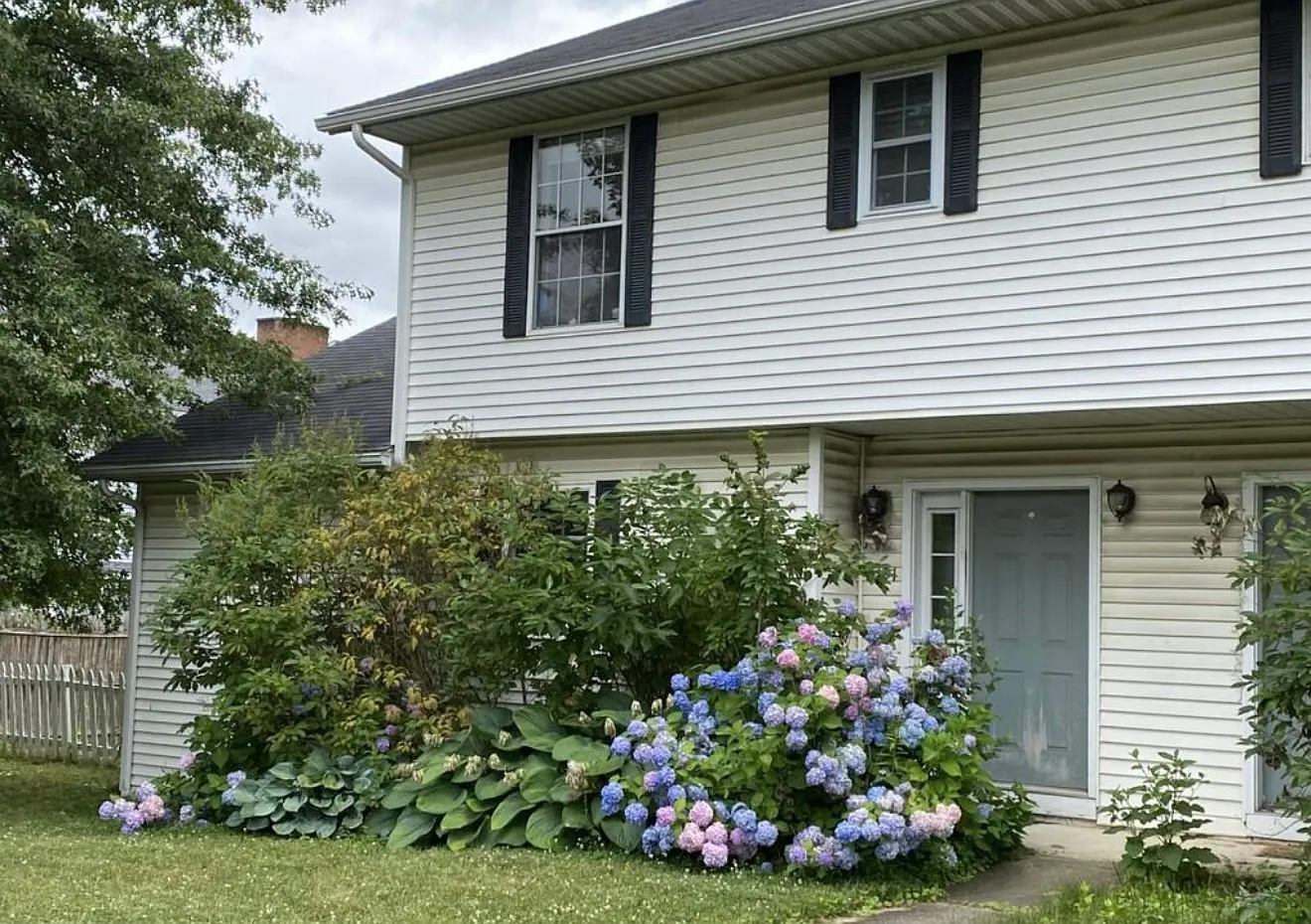 3 bed, 1.5 bath, 1350 sqft, $2,050 — Photo 1
