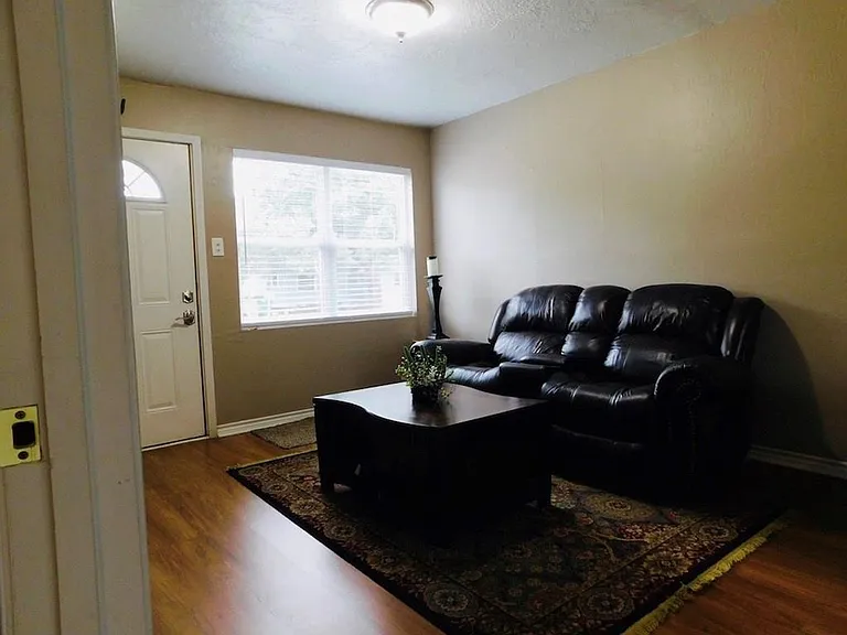 731 W Walnut St — Photo 12