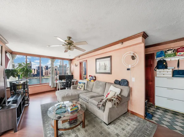 4-74 48th Avenue image 5 of 16