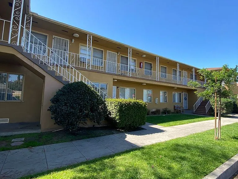 2090 Magnolia Ave — Photo 1