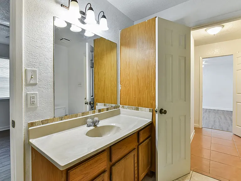 1128 Royal Crest Dr — Photo 27