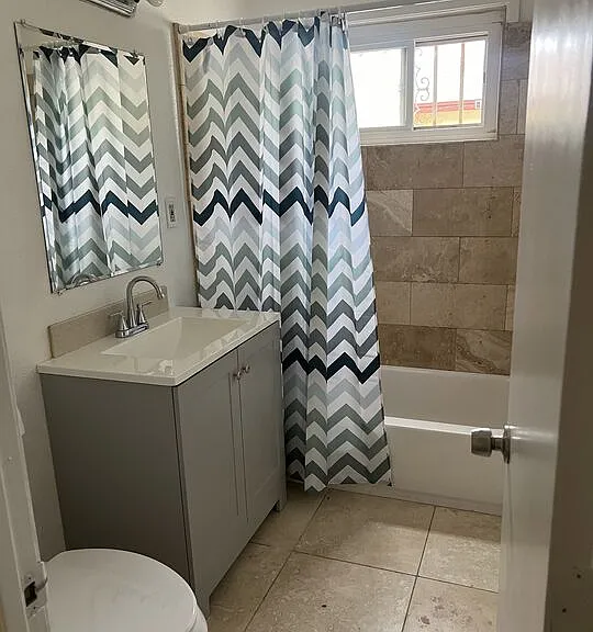 224 1/2 E Avenue 42 — Photo 2