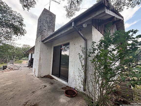 4th image of 21465 Fairview