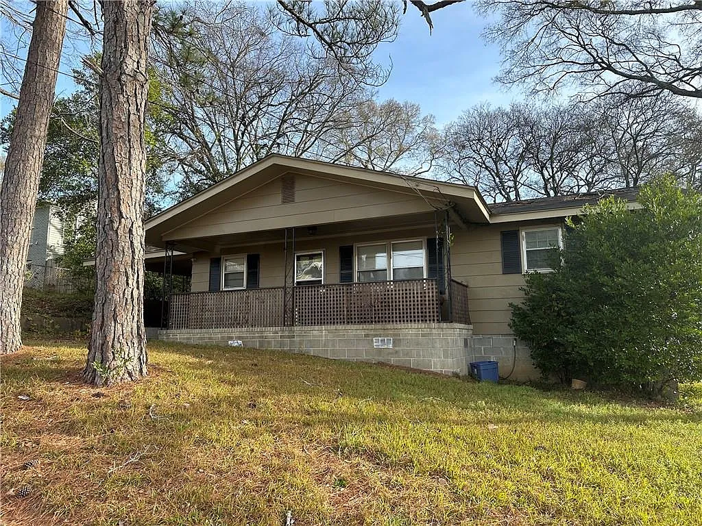 3 bed, 1.0 bath, 1040 sqft, $1,000 — Photo 1
