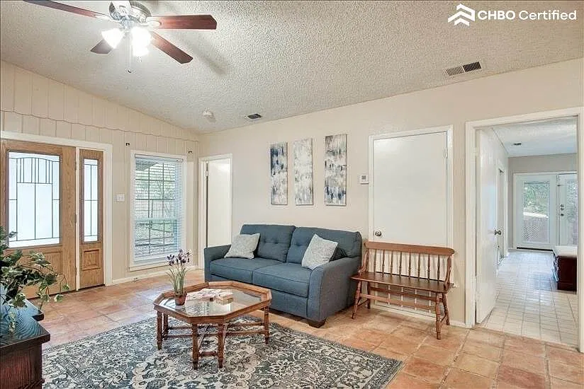 Sunset Hills Furnished House — Photo 3