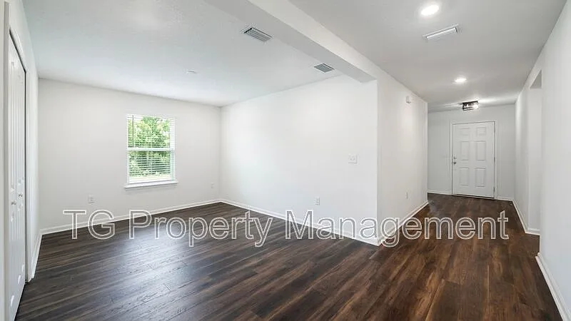 3 bed, 2.0 bath, 1950 sqft, $1,995 — Photo 2