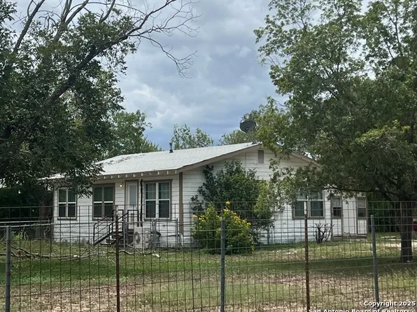 118 County Road 6715, Natalia, TX 78059