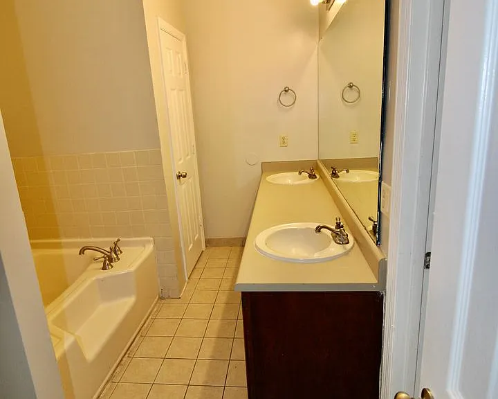 208 Woodbridge Rd — Photo 5