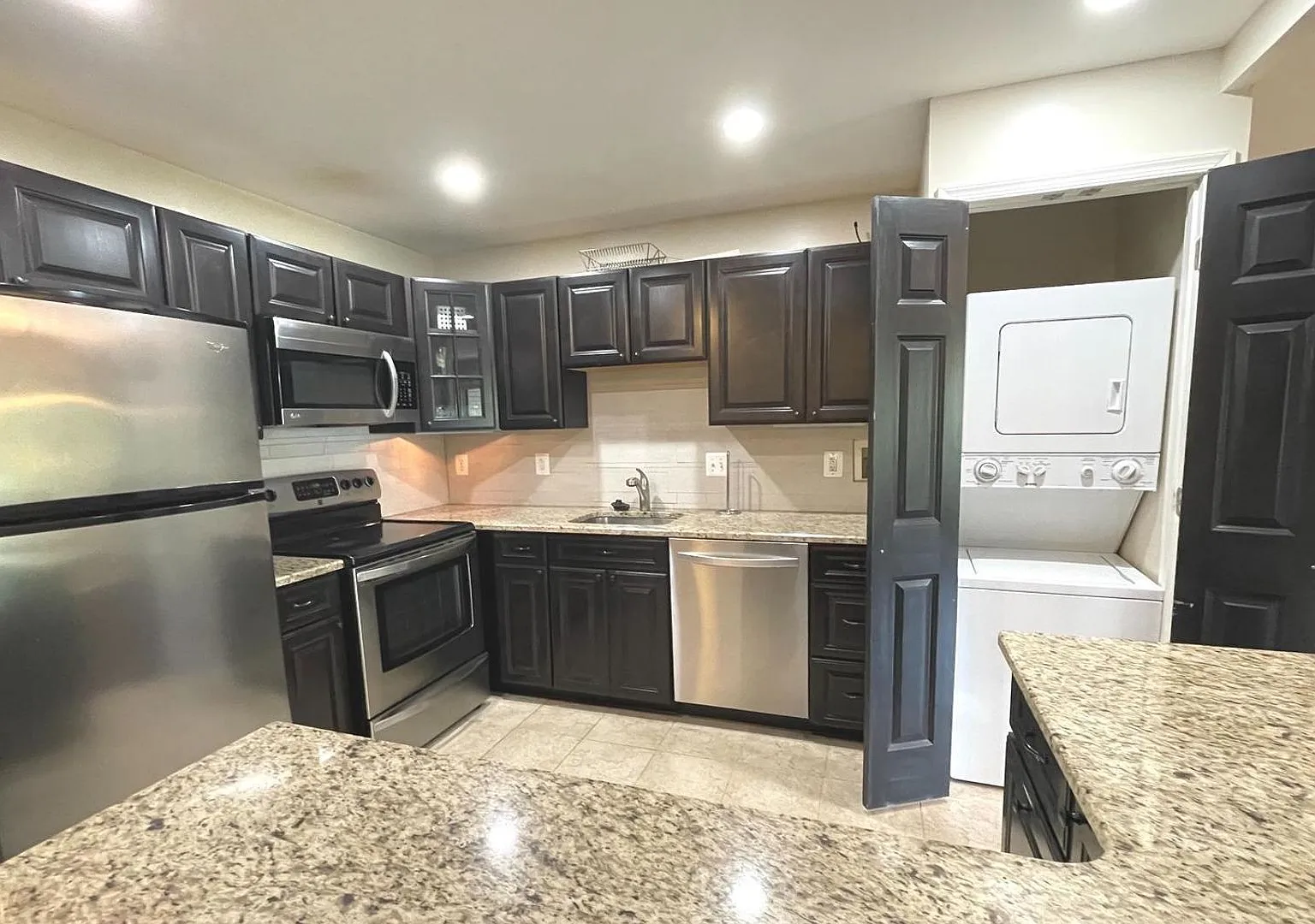 Beautiful 2BR 2BA top floor condo located across from Montgomery Mall — Photo 4