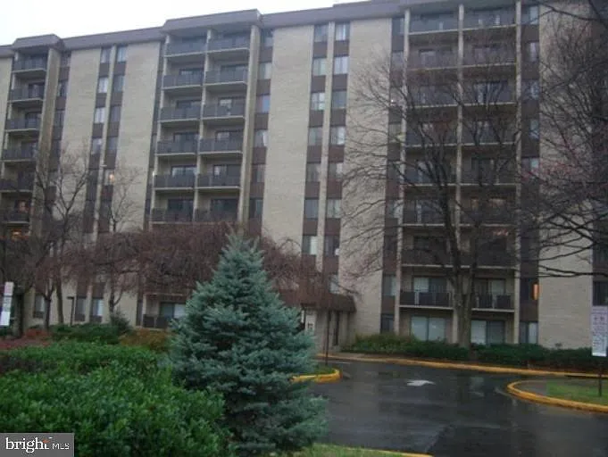 6001 Arlington Blvd #504 — Photo 1