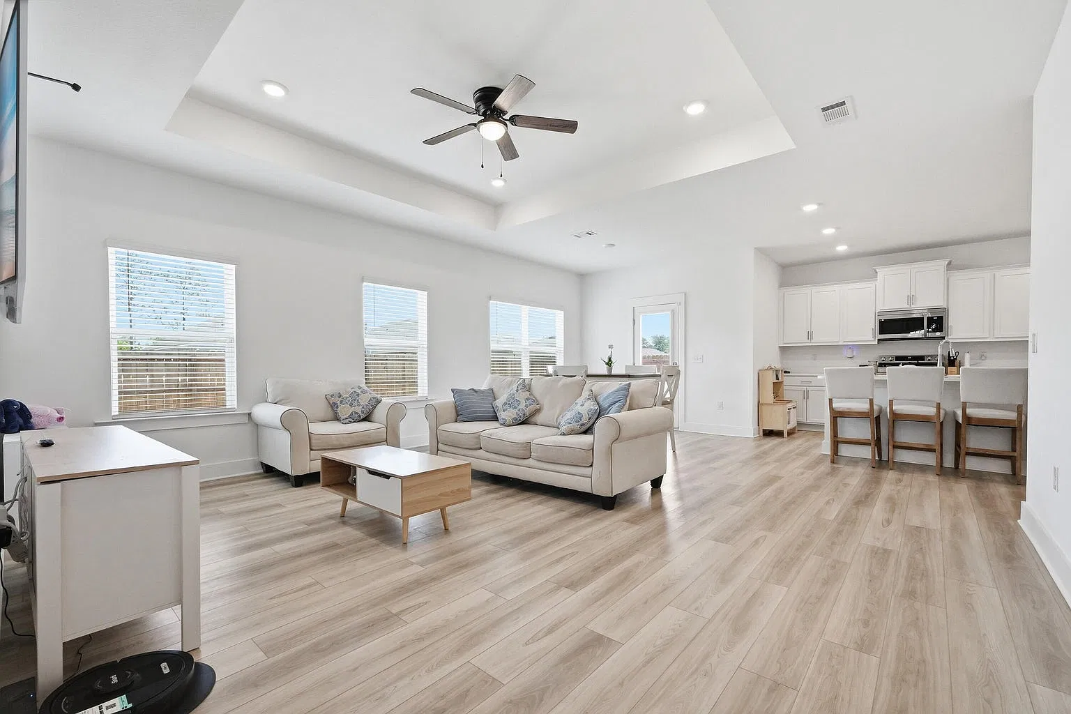 4 bed, 1815 sqft, $1,950 — Photo 2