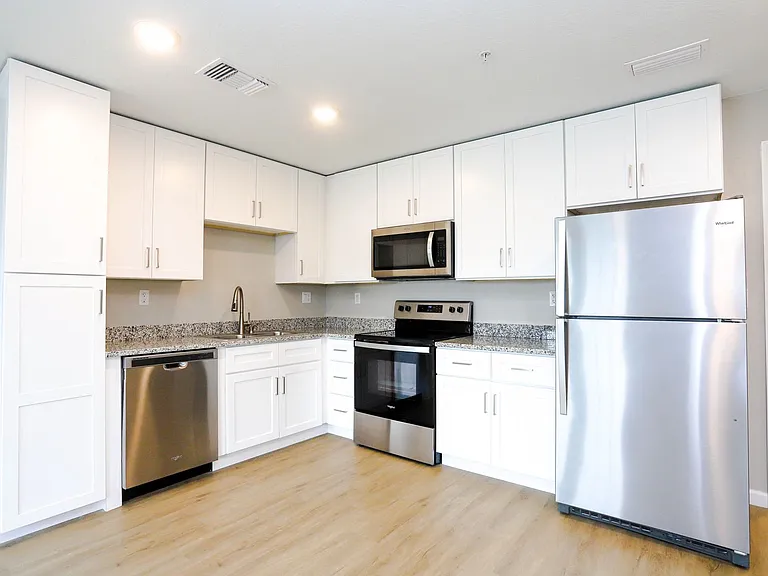 Royal Oak Apartments — Photo 10