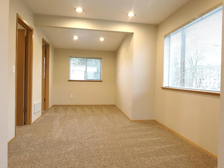 547 NE Ravenna Blvd — Photo 13