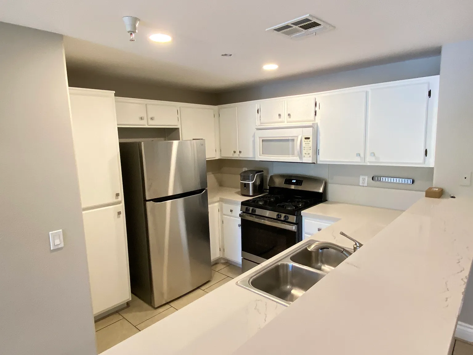 2 bed, 1101 sqft, $2,450 — Photo 3