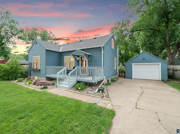 308 W 5th Ave, Lennox, SD 57039
