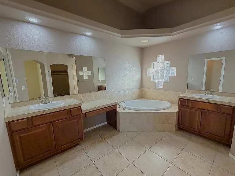 1034 Gleneagles Dr — Photo 6