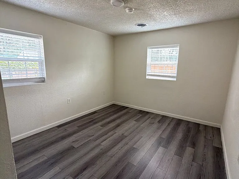 2410 Englewood Ave — Photo 22