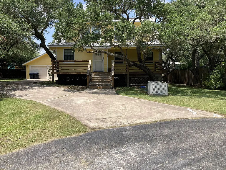 28 Bahama St N — Photo 1