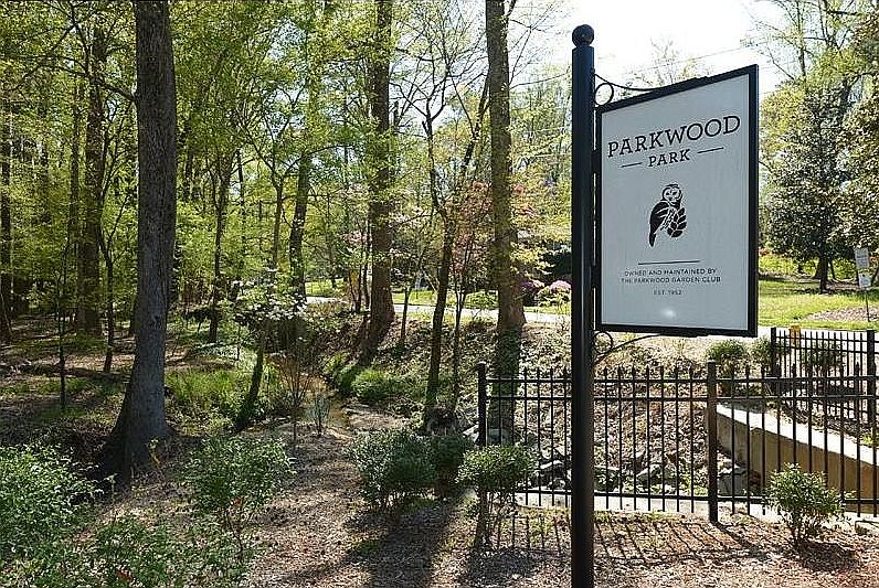2nd image of 462 W Parkwood Rd