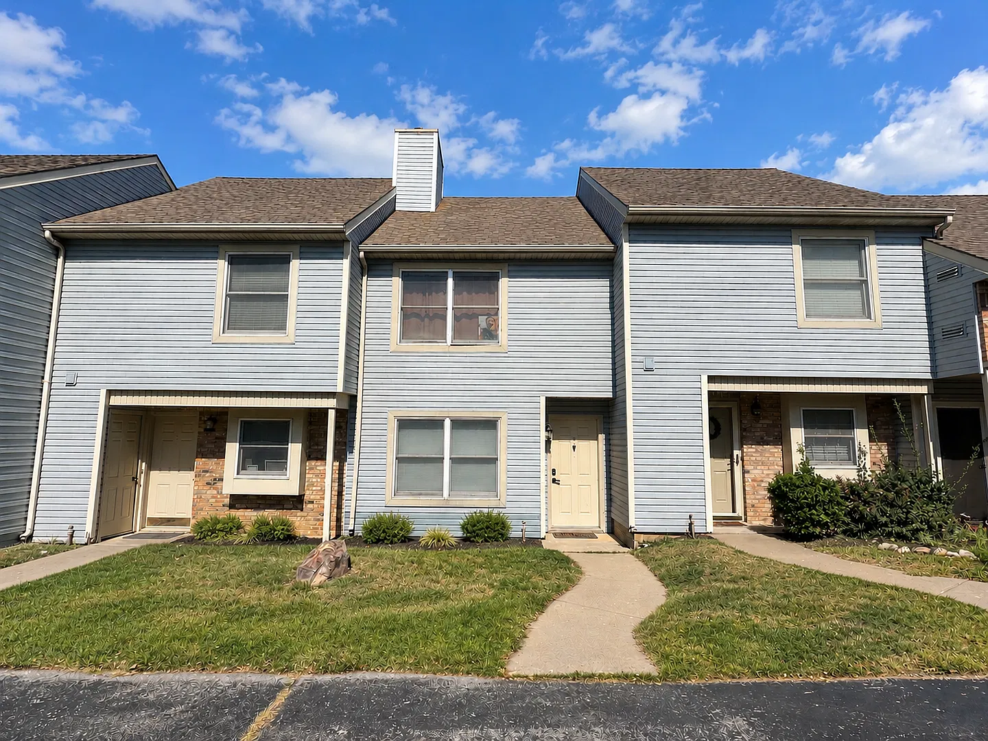 Spacious 2 Bedroom Townhouse with Covered Parking & Community Pool! — Photo 1