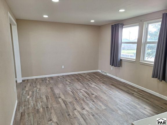3rd image of 200 Sequoia St