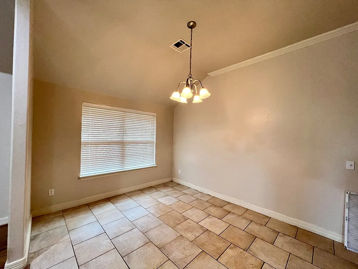 4 bed, 2.5 bath, 2300 sqft, $2,300 — Photo 3