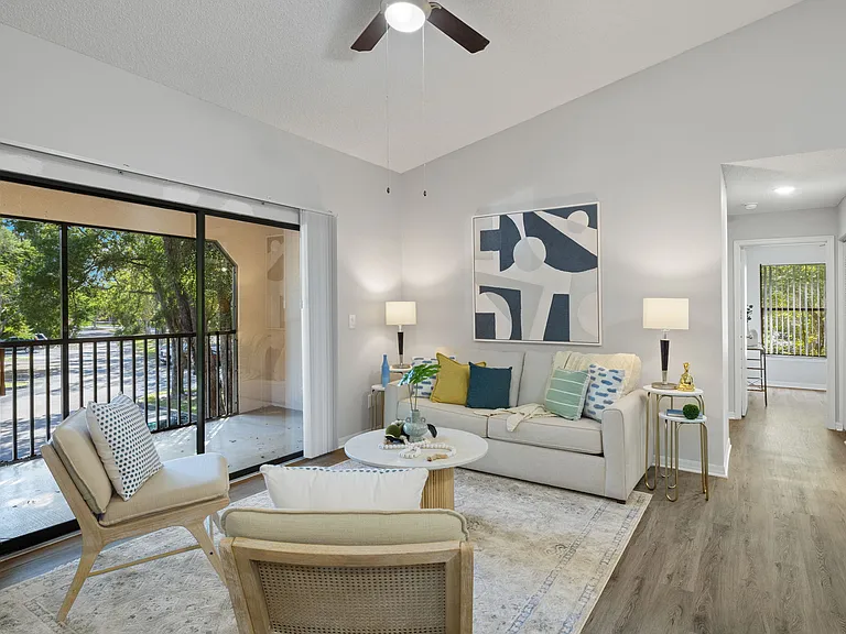 Oasis Naples Apartments — Photo 29