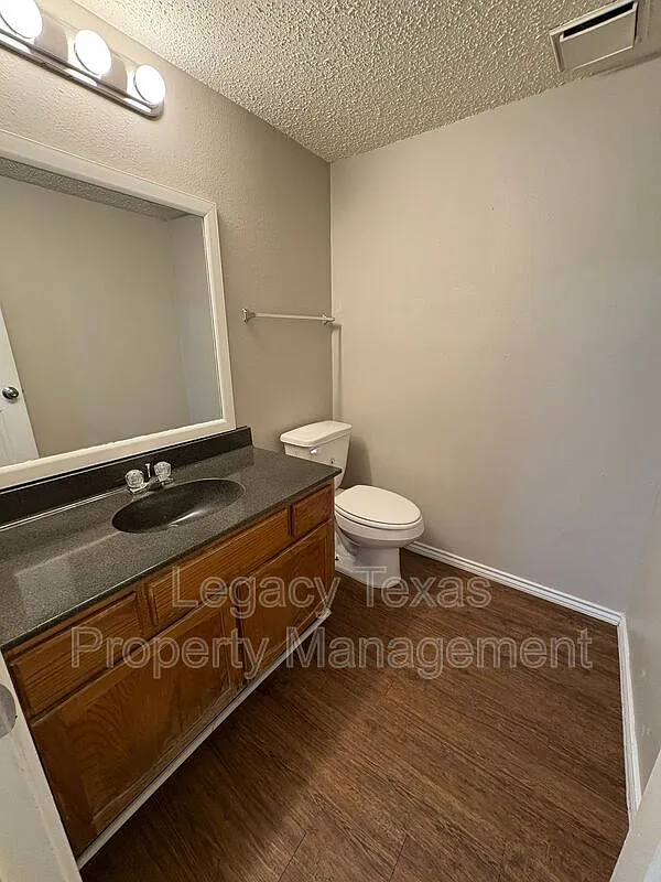 2 bed, 1.5 bath, 1000 sqft, $1,250 — Photo 3