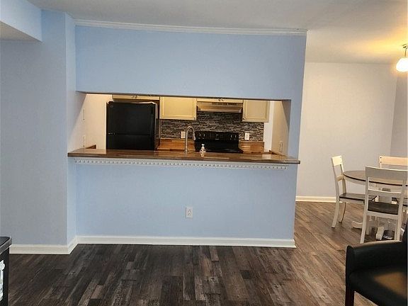 2nd image of 624 Pylon Ct #624
