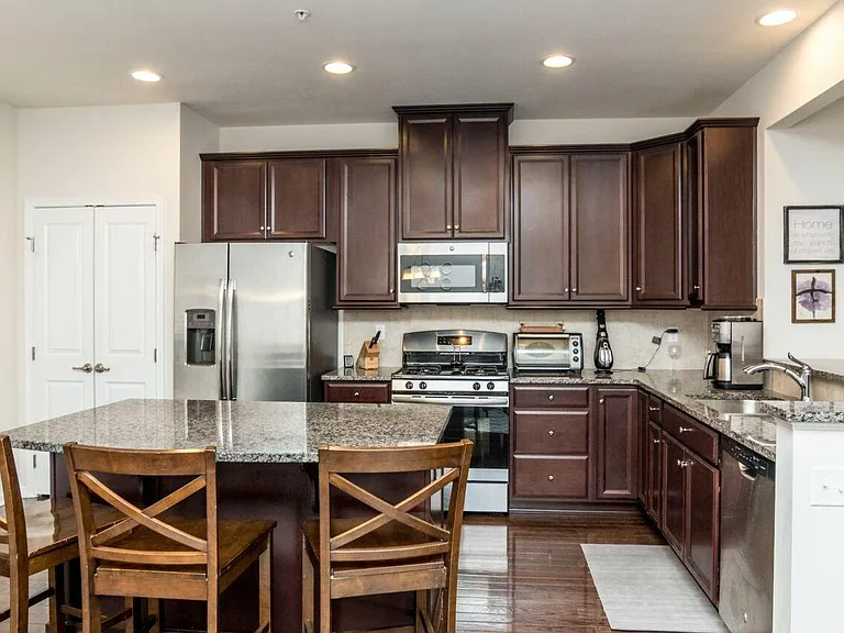420 Fairmont Dr — Photo 6