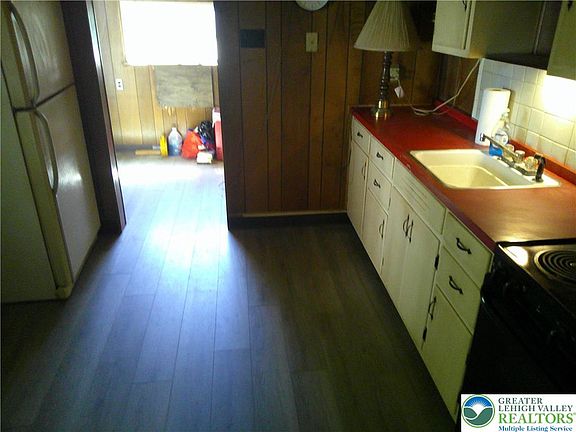 5th image of 910 W Broad St