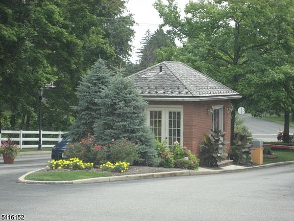 2nd image of 903 Somerset Ct
