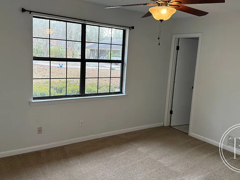 806 W Oxford Ln — Photo 4